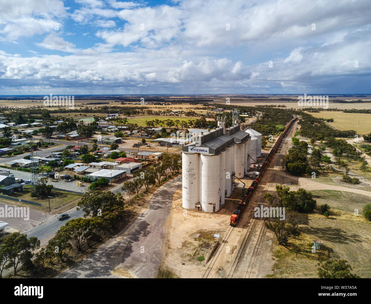 Genesee und Wyoming Australien diesel-elektrische Korn Zug mit vier Lokomotiven Sammeln von Getreide (Weizen, Gerste) für den Transport in Port Lincoln fr Stockfoto