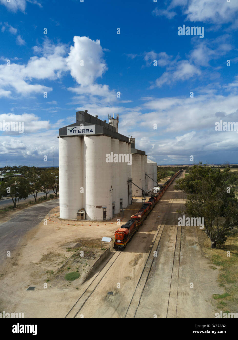 Genesee und Wyoming Australien diesel-elektrische Korn Zug mit vier Lokomotiven Sammeln von Getreide (Weizen, Gerste) für den Transport in Port Lincoln fr Stockfoto
