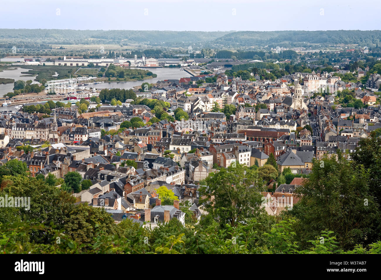 Stadtübersicht vom Mont Joli; Stadtbild, Gebäude nahe beieinander, die fernen Hügel, Landschaft, Europa, Normandie, Honfleur, Frankreich; Sommer; horizontal Stockfoto
