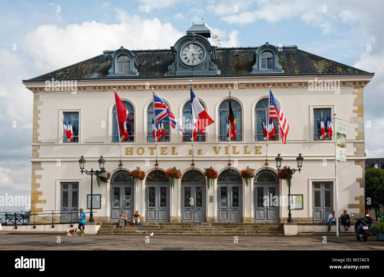 Hotel de Ville, Rathaus, 1837, Altbau, bunte Fahnen, Blumen, Vieux Bassin; Hafen; Europa, Normandie Stockfoto