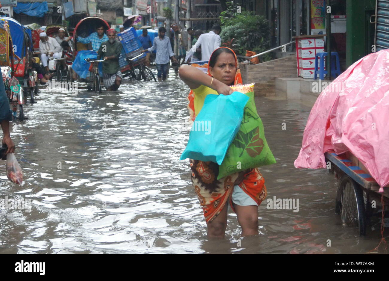 Dhaka, Bangladesch. 2017 In der Regenzeit die Fußgänger haben vom Wasser zu leiden Logging Da alte Dhaka Sonntag morningCredit: Naz Stockfoto