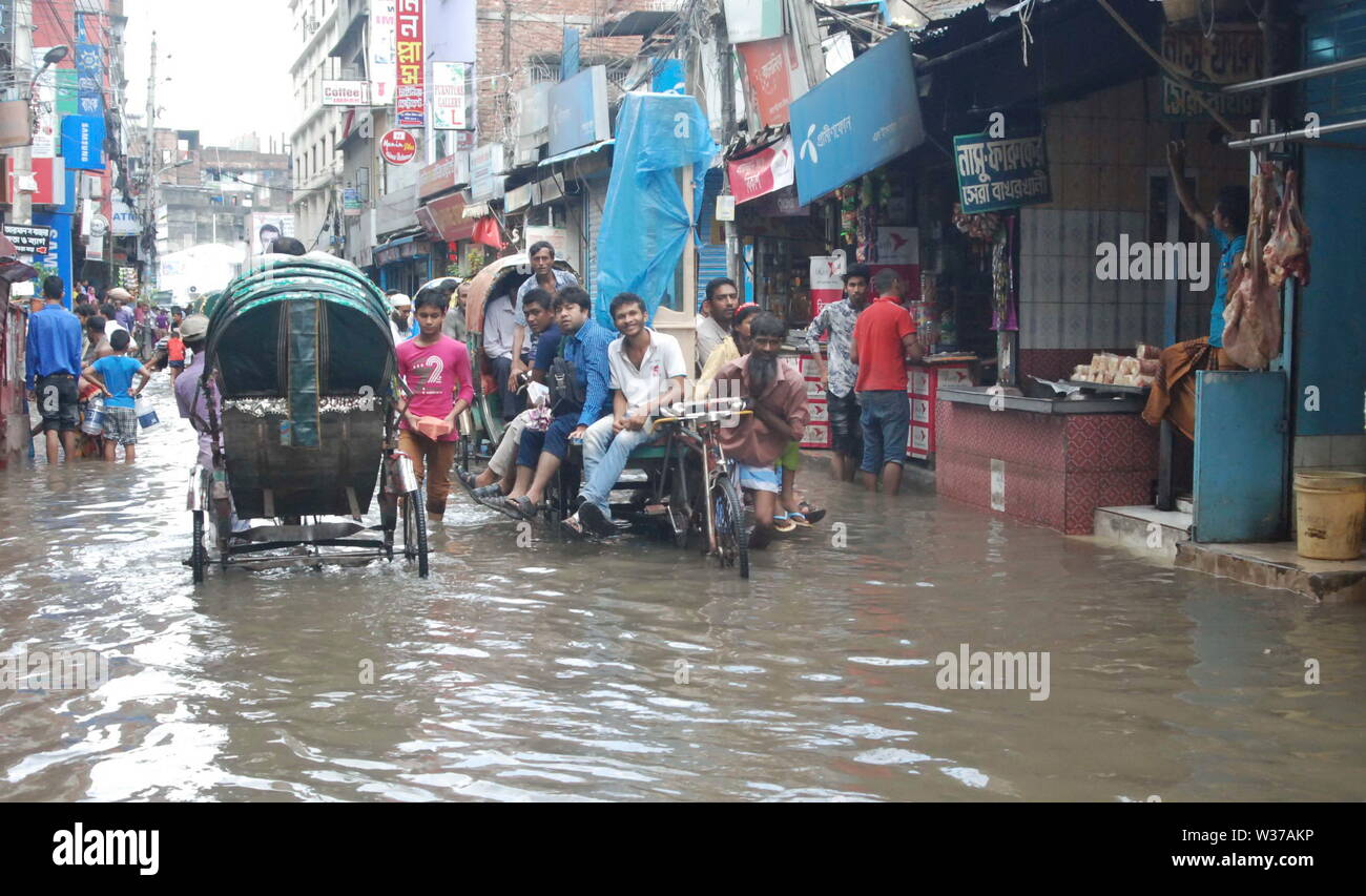 Dhaka, Bangladesch. 2017 In der Regenzeit die Fußgänger haben vom Wasser zu leiden Logging Da alte Dhaka Sonntag morningCredit: Naz Stockfoto