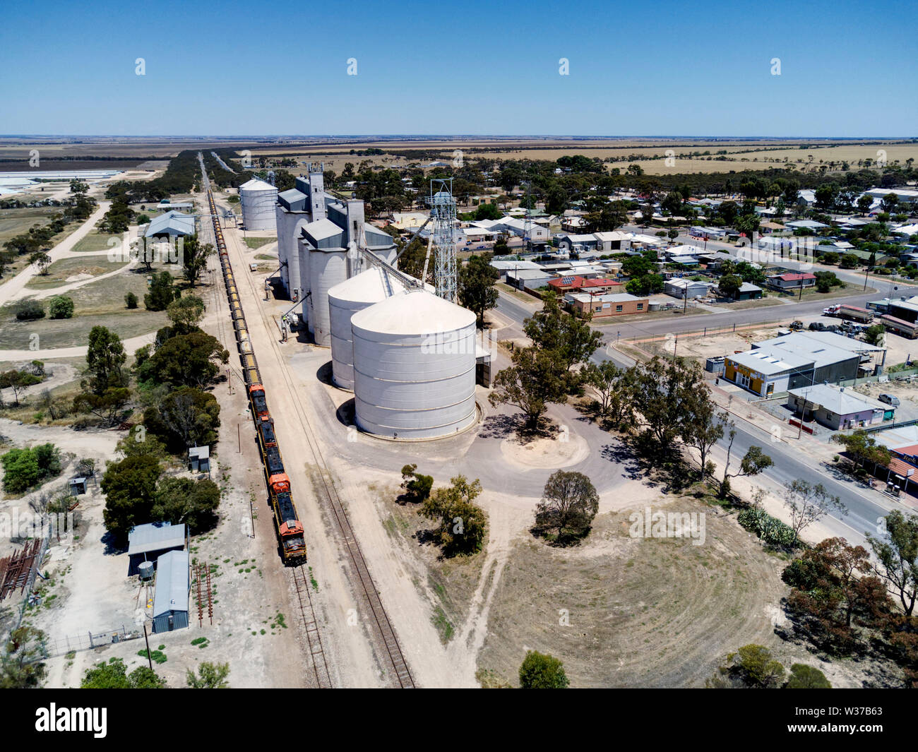 Antenne von Korn Zug passiert den Storage Silos an der Verriegelung auf der Eyre Peninsula South Australia Stockfoto