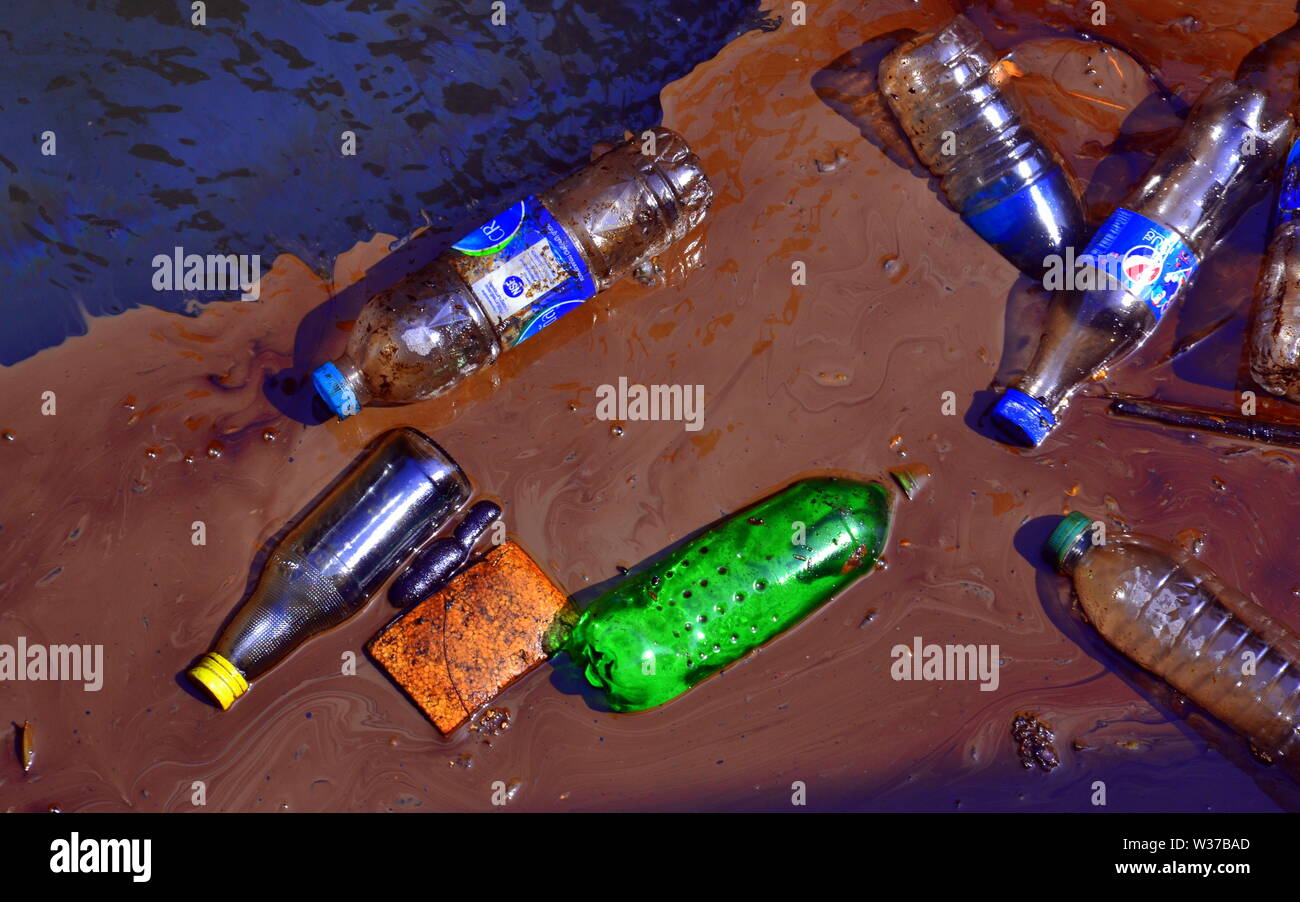 Weggeworfene Plastikflaschen und anderen Müll in einer Wasserstraße in Bangkok, Thailand, Asien Stockfoto