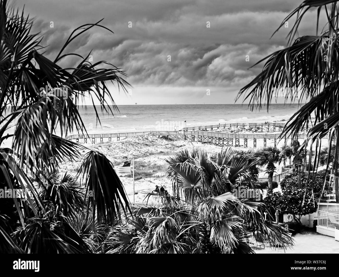 Gulf Shores, AL USA - 05/09/2019 - stürmischen Himmel über dem Golf von Mexiko in B&W Stockfoto