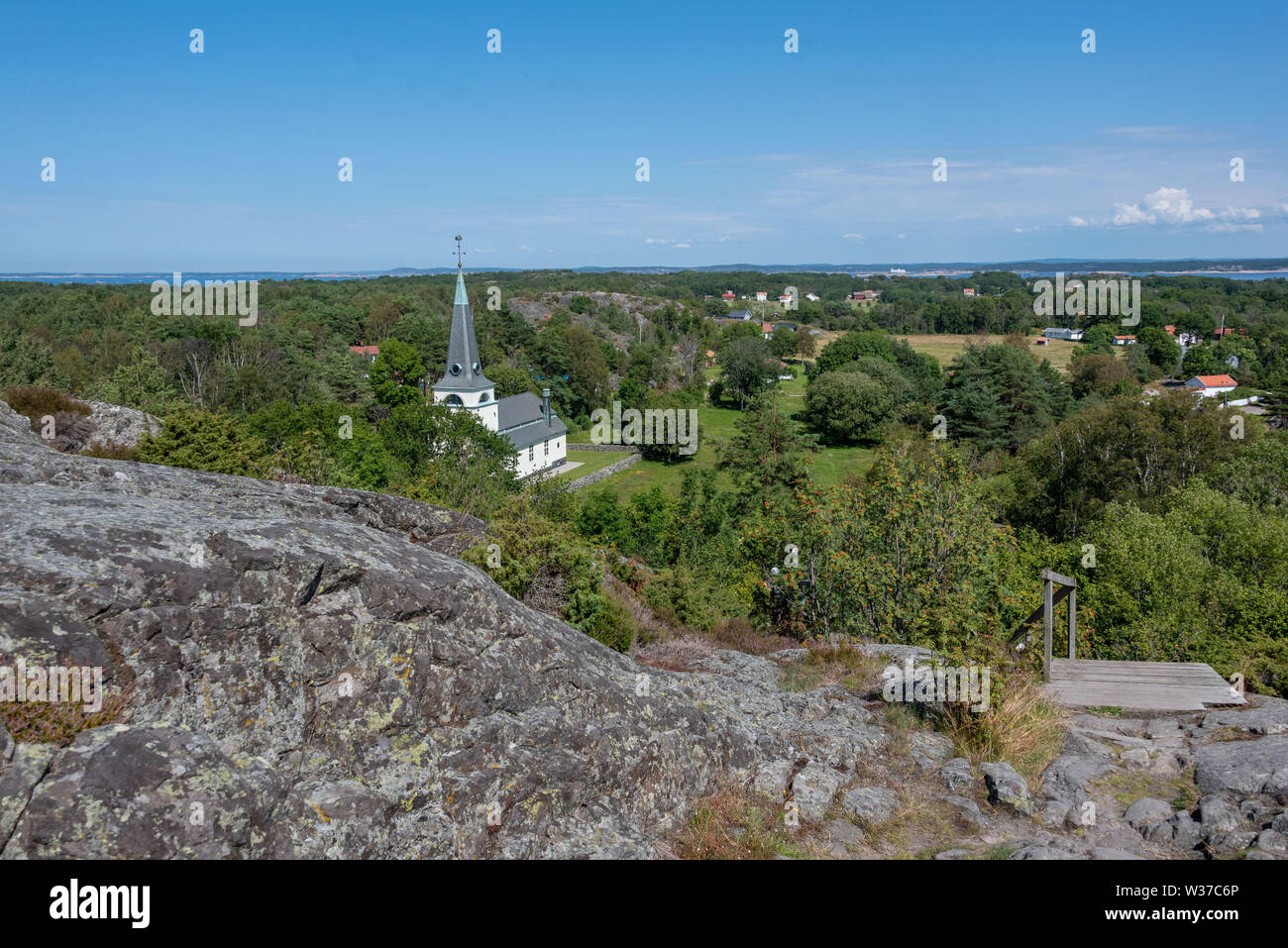 Koster, Schweden - 12. Juli 2019: Blick auf die Kirche von Koster im Nationalpark Kosterhavet in Schweden, Westküste. Stockfoto