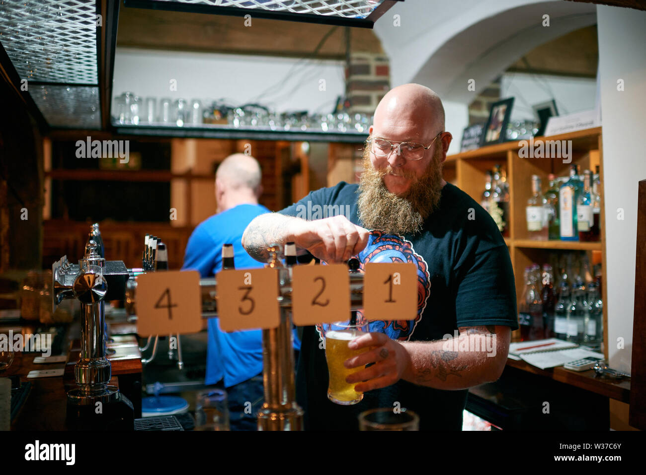 Freunden einen Drink Stockfoto