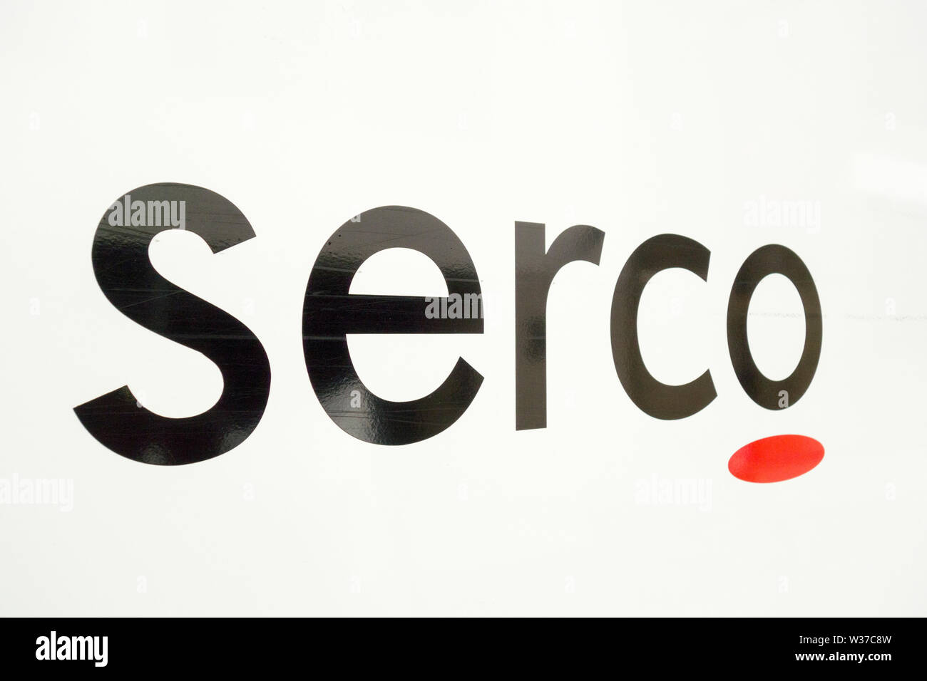 Nahaufnahme einer Serco Group plc Logo Stockfoto