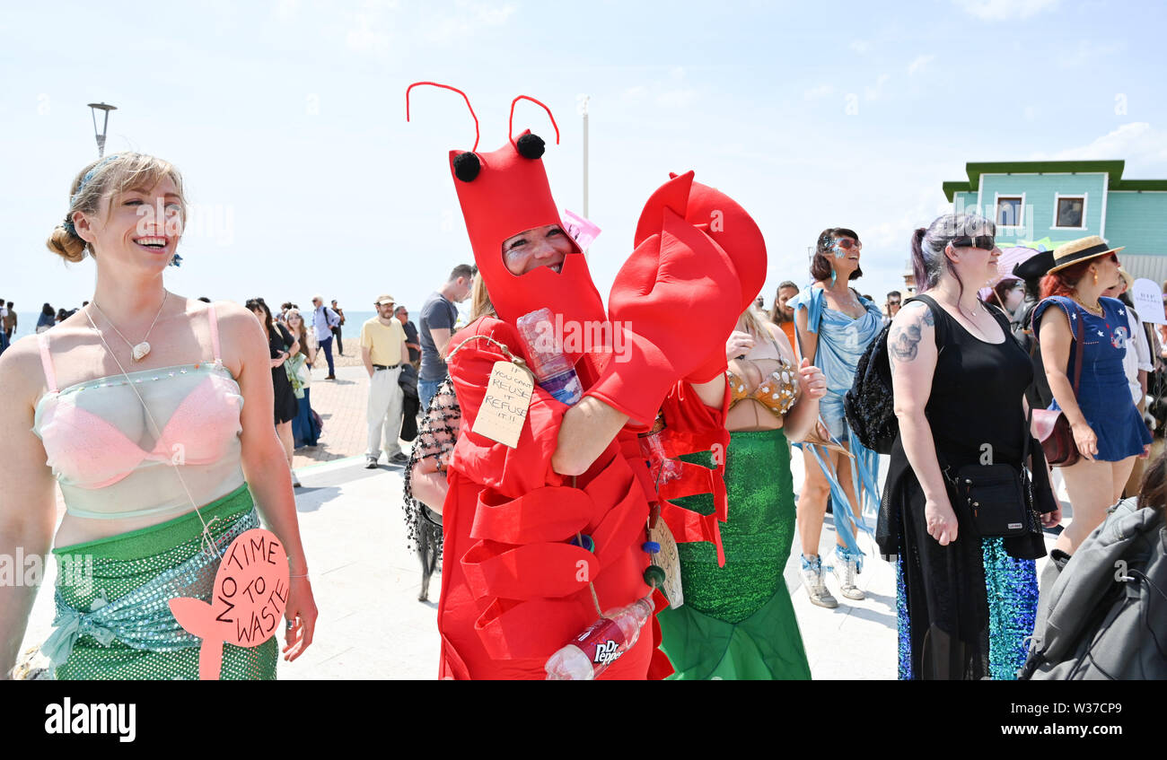 Brighton UK 13. Juli 2019 - Der März der Meerjungfrauen Parade macht seinen Weg entlang der Küste von Brighton in heißen, sonnigen Wetter heute. Der März der Meerjungfrauen Parade in Brighton war die erste Veranstaltung dieser Art in Großbritannien, im Jahr 2012 erstellte und vom Coney Island Mermaid Parade in New York inspiriert und ist eine Feier unserer Meere und Sea Life, Sensibilisierung für die Bedeutung der Erhaltung der Meere. Foto: Simon Dack/Alamy leben Nachrichten Stockfoto