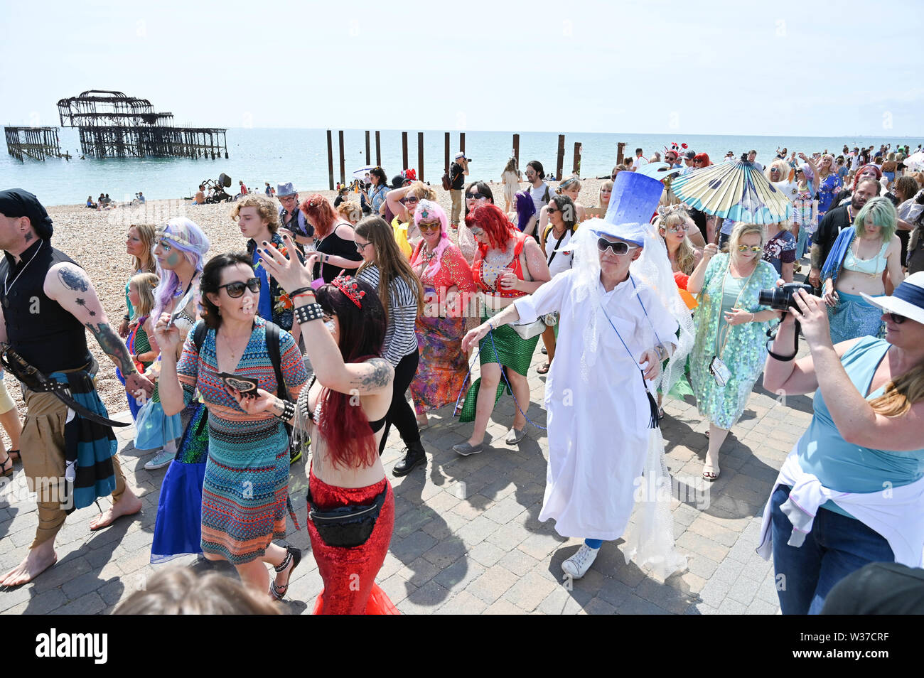 Brighton UK 13. Juli 2019 - Der März der Meerjungfrauen Parade macht seinen Weg entlang der Küste von Brighton in heißen, sonnigen Wetter heute. Der März der Meerjungfrauen Parade in Brighton war die erste Veranstaltung dieser Art in Großbritannien, im Jahr 2012 erstellte und vom Coney Island Mermaid Parade in New York inspiriert und ist eine Feier unserer Meere und Sea Life, Sensibilisierung für die Bedeutung der Erhaltung der Meere. Foto: Simon Dack/Alamy leben Nachrichten Stockfoto