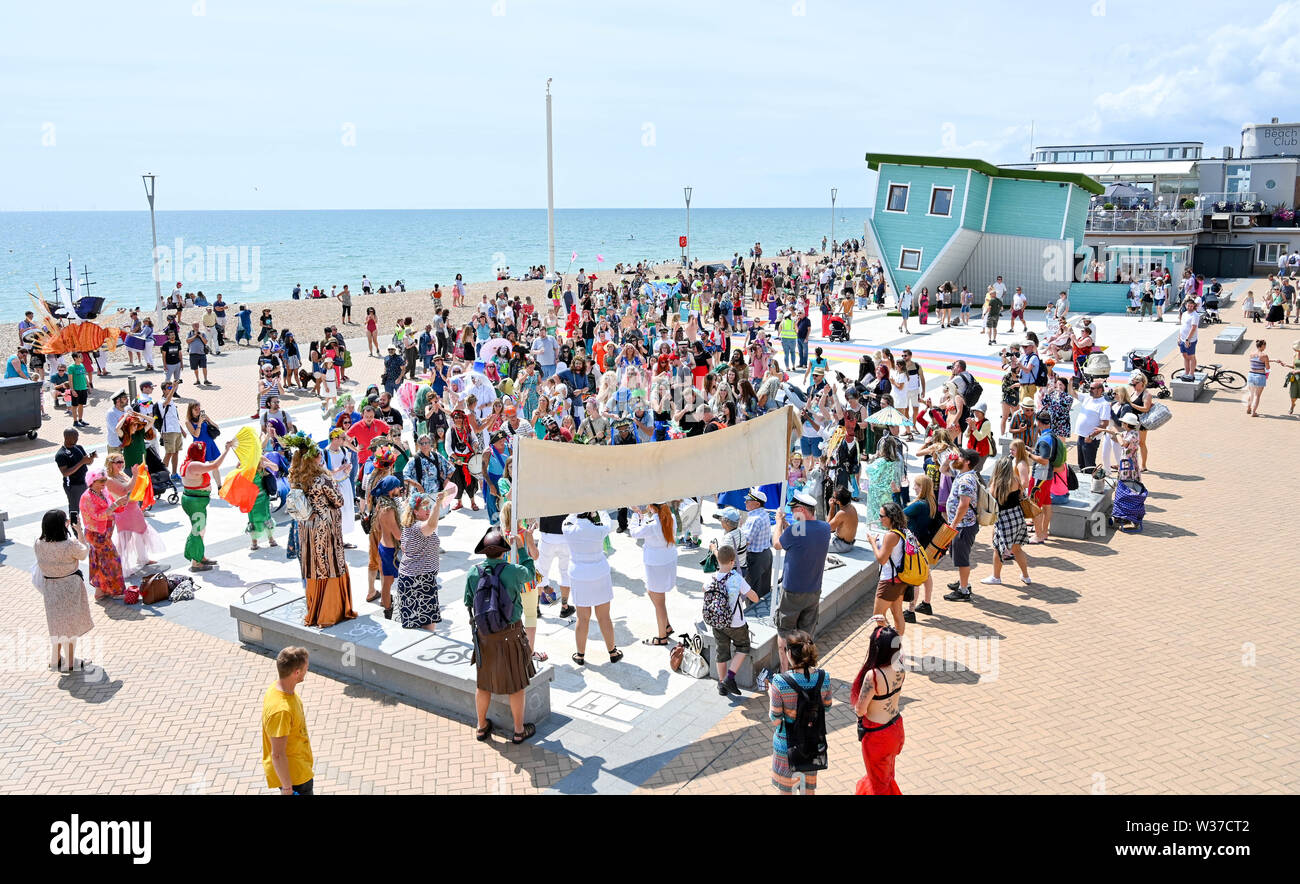 Brighton UK 13. Juli 2019 - Der März der Meerjungfrauen Parade macht seinen Weg entlang der Küste von Brighton in heißen, sonnigen Wetter heute. Der März der Meerjungfrauen Parade in Brighton war die erste Veranstaltung dieser Art in Großbritannien, im Jahr 2012 erstellte und vom Coney Island Mermaid Parade in New York inspiriert und ist eine Feier unserer Meere und Sea Life, Sensibilisierung für die Bedeutung der Erhaltung der Meere. Foto: Simon Dack/Alamy leben Nachrichten Stockfoto