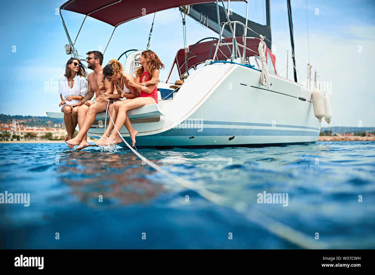 Glückliche junge Leute im Urlaub auf der Yacht Deck Stockfoto