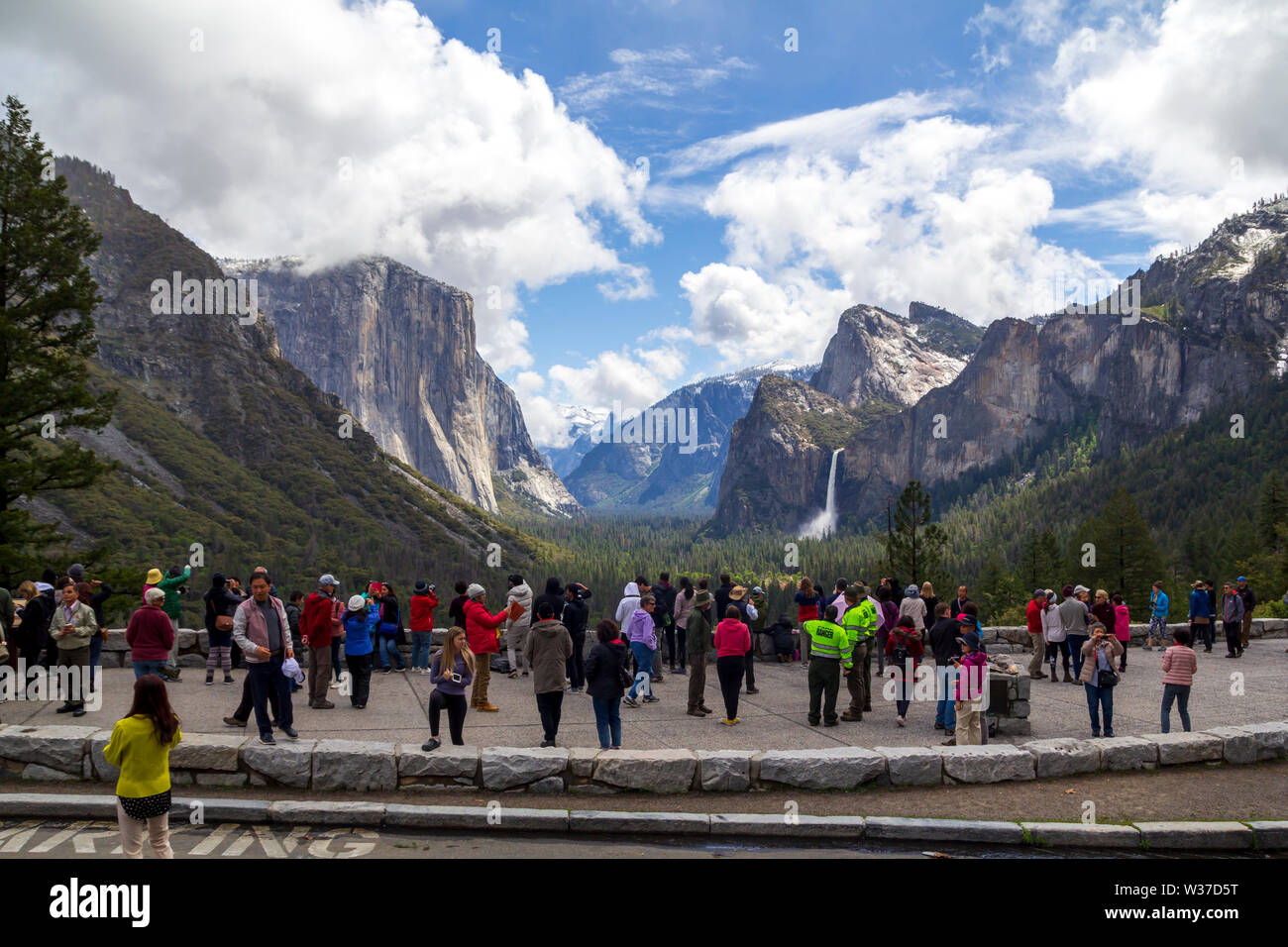 Die Menschen genießen die großartige Landschaft mit Bergen und Wasserfällen im Tunnel in Yosemite Nati Stockfoto