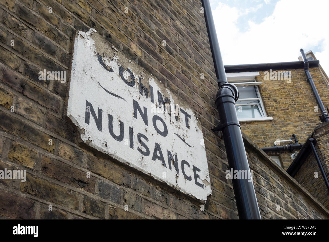 Ein viktorianischer "Begehen kein Ärgernis" Straßenschild Doyce Street, London, SE1, UK Stockfoto