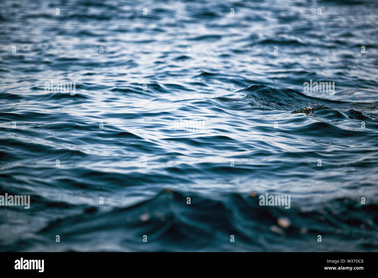 Wellen und Schaum auf das türkisblaue, klare und saubere Meer Stockfoto