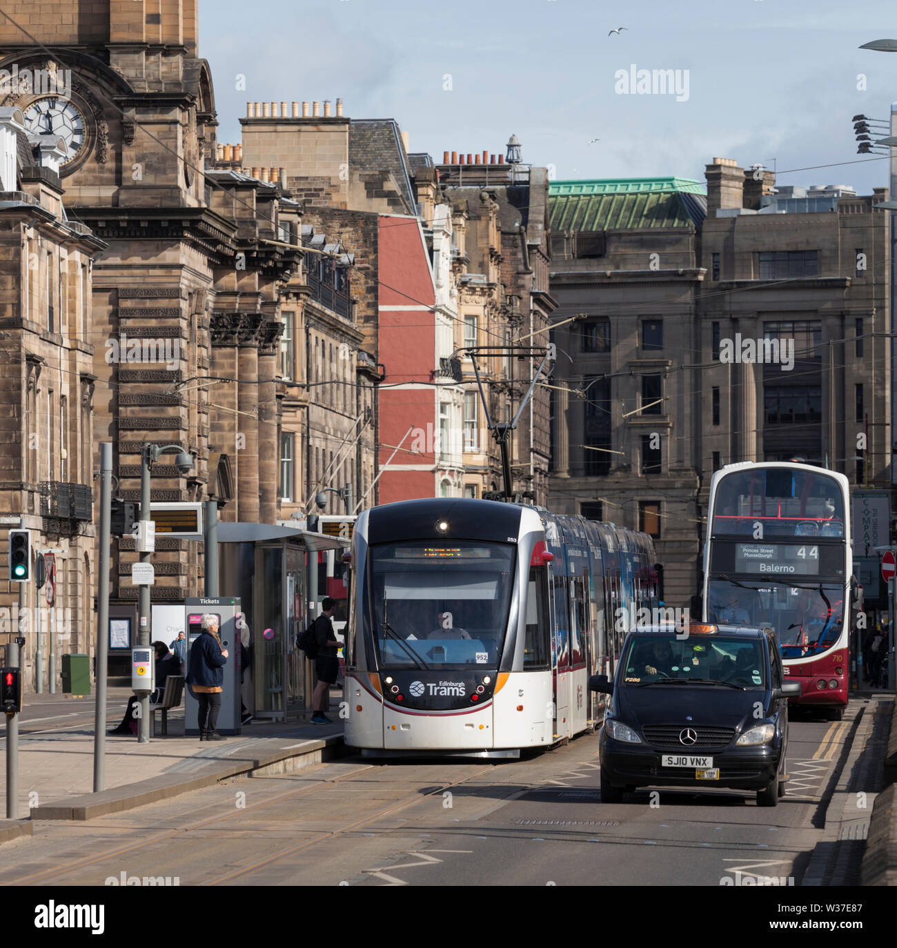 Edinburgh Tram 253 am westlichen Ende der Princes Street Edinburgh mit einem York Hotel - Edinburgh Airport Service Stockfoto