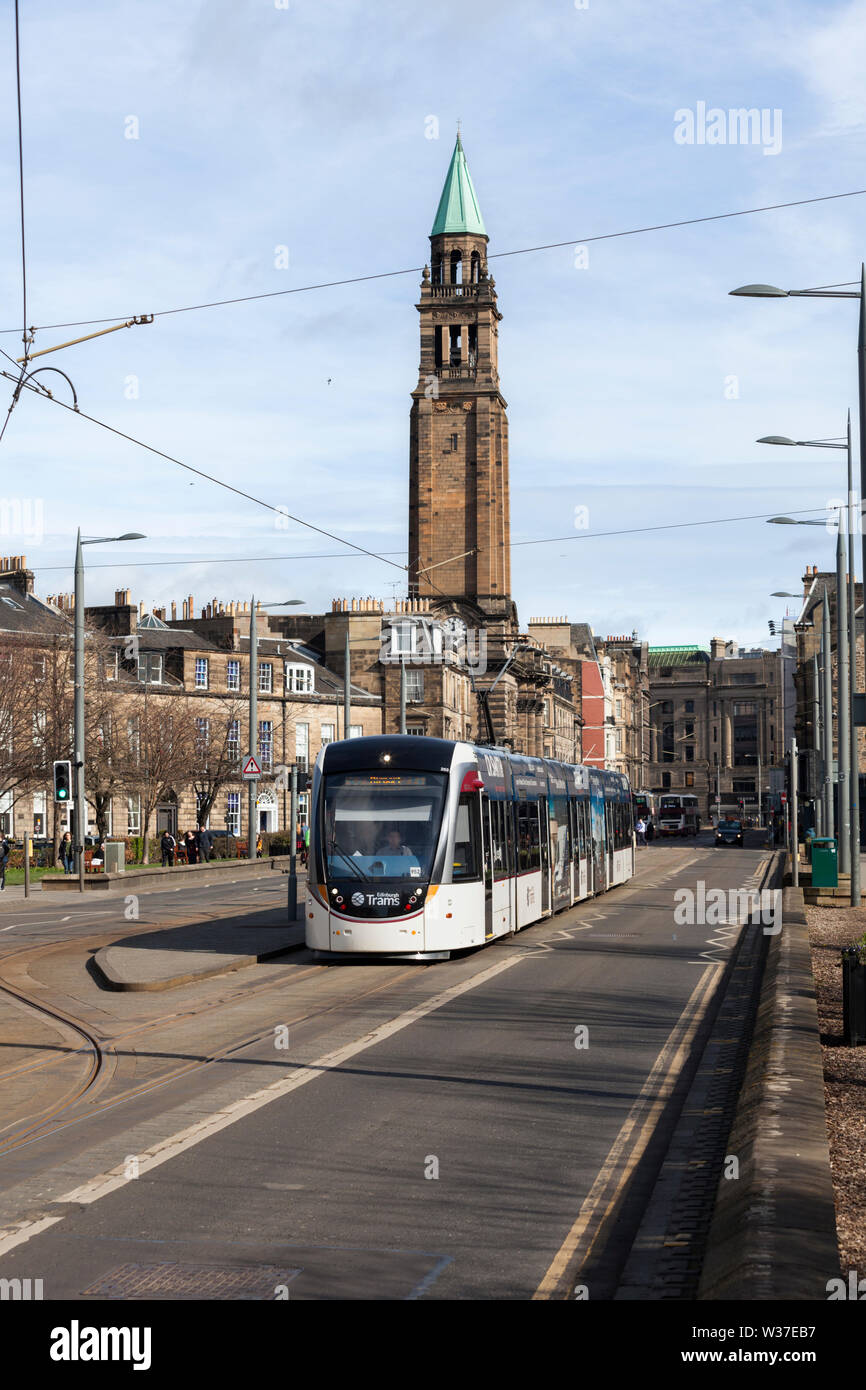 Edinburgh Tram 253 am westlichen Ende der Princes Street Edinburgh mit einem York Hotel - Edinburgh Airport Service Stockfoto