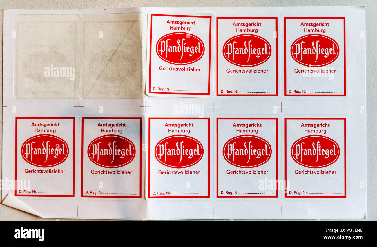 09 Juli 2019, Hamburg: ein Blatt mit dem offiziellen Deutschen Kaution Dichtungen liegt auf einem Tisch. Sie werden verwendet, um die Beschlagnahme von Gegenständen im Rahmen einer Pfändung zu dokumentieren. Foto: Markus Scholz/dpa Stockfoto