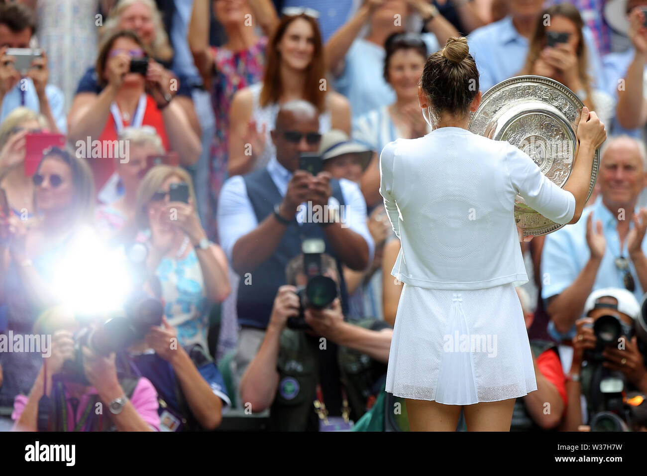 Wimbledon, UK. 13. Juli, 2019. Wimbledon, UK. 13. Juli, 2019. SIMONA HALEP GEWINNT DIE DAMEN SINGLES FINAL, die Wimbledon Championships 2019, 2019 Quelle: Allstar Bildarchiv/Alamy Live News Credit: Allstar Bildarchiv/Alamy leben Nachrichten Stockfoto