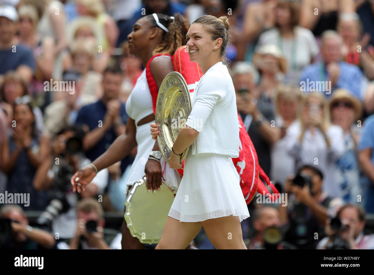 Wimbledon, UK. 13. Juli, 2019. Wimbledon, UK. 13. Juli, 2019. SIMONA HALEP, SERENA WILLIAMS, die Wimbledon Championships 2019, 2019 Quelle: Allstar Bildarchiv/Alamy Live News Credit: Allstar Bildarchiv/Alamy leben Nachrichten Stockfoto