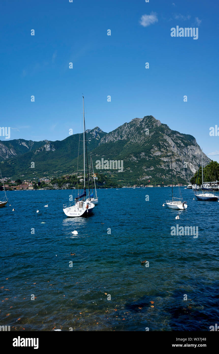 Lecco liegt am Ende der süd-östlichen Zweig der Comer See (der Zweig namens See von Lecco/Lago di Lecco). Lombardei, Italien Stockfoto