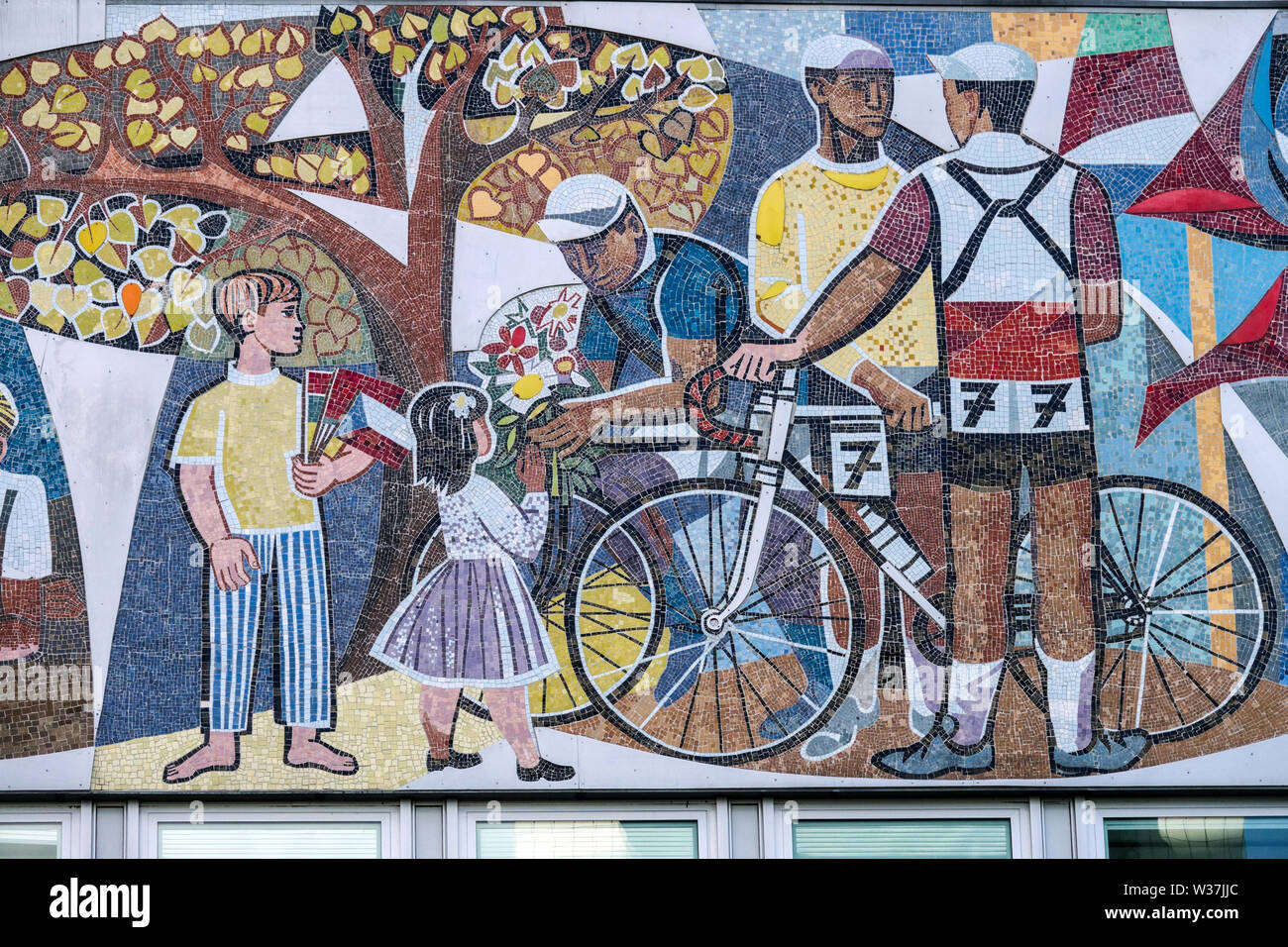 Berlin Haus des Lehrers, 1960er Jahre, Werk von Walter Womacka, Mosaik des sozialistischen Realismus, Deutschland Berlin Fahrrad Stockfoto