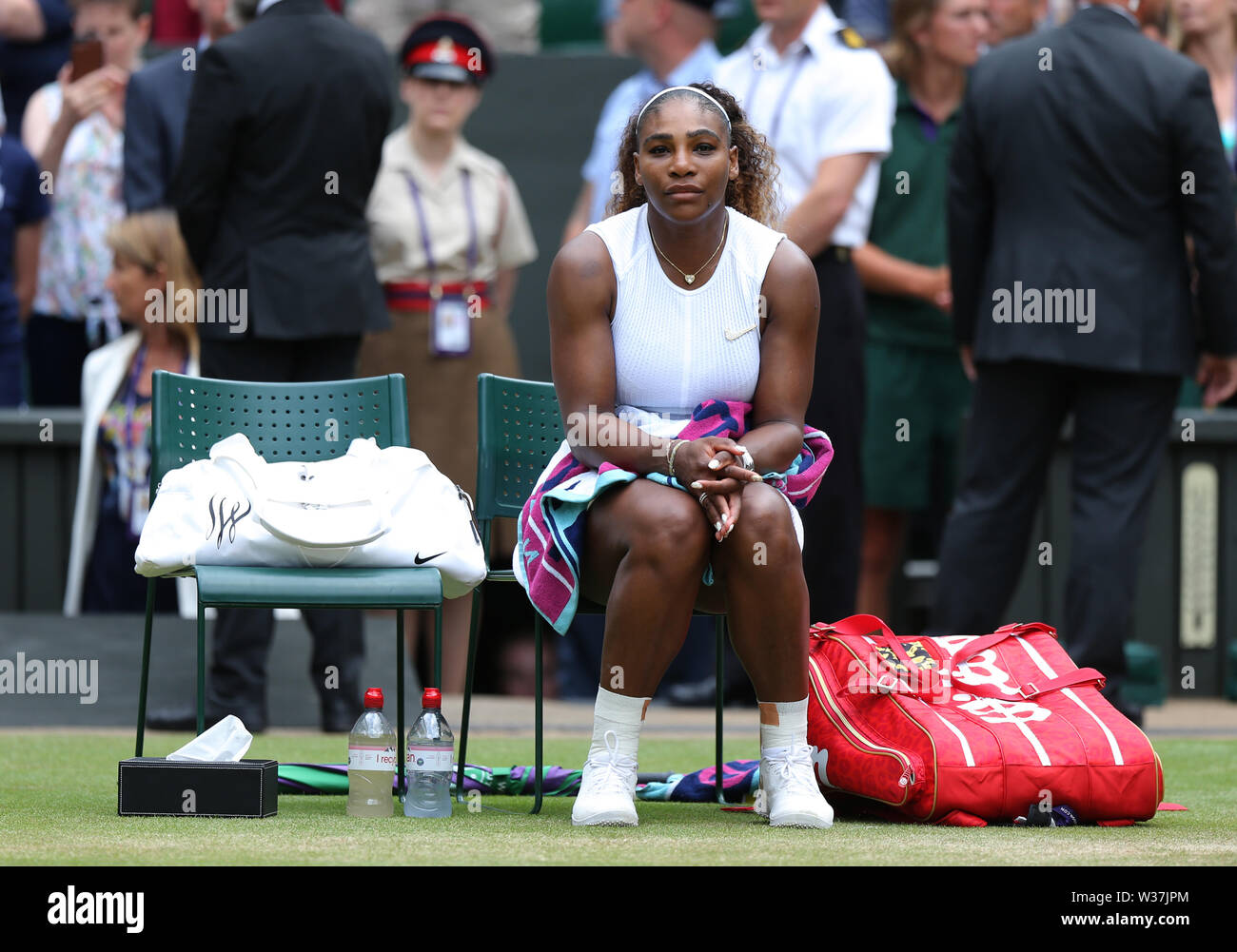 Wimbledon, UK. 13. Juli, 2019. SERENA WILLIAMS nach der Niederlage bei SIMONA HALEP, die Wimbledon Championships 2019, 2019 Quelle: Allstar Bildarchiv/Alamy leben Nachrichten Stockfoto