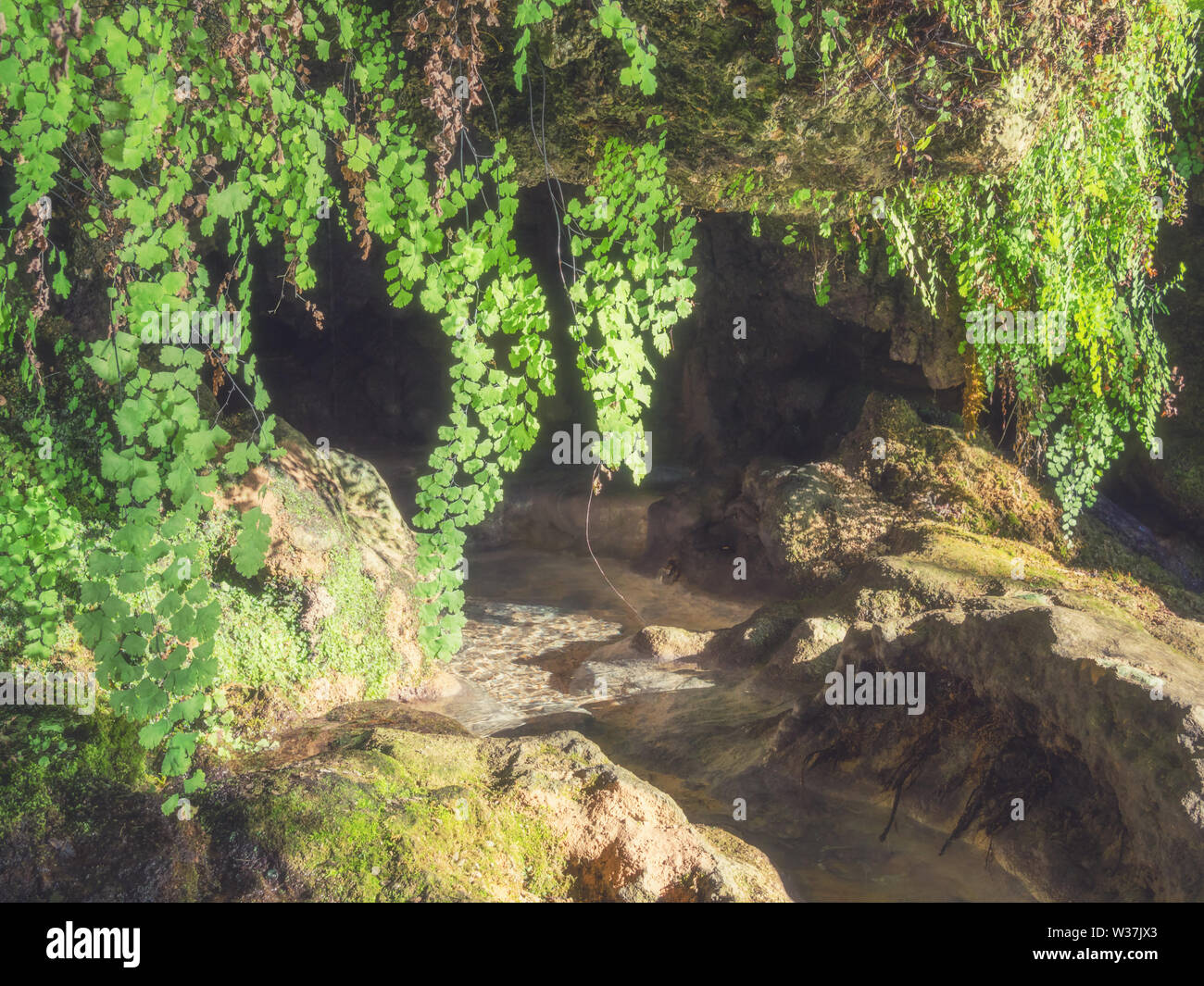 Natürliche dunkle Höhle mit fließendem Wasser in den Nationalpark Krka, Kroatien Stockfoto