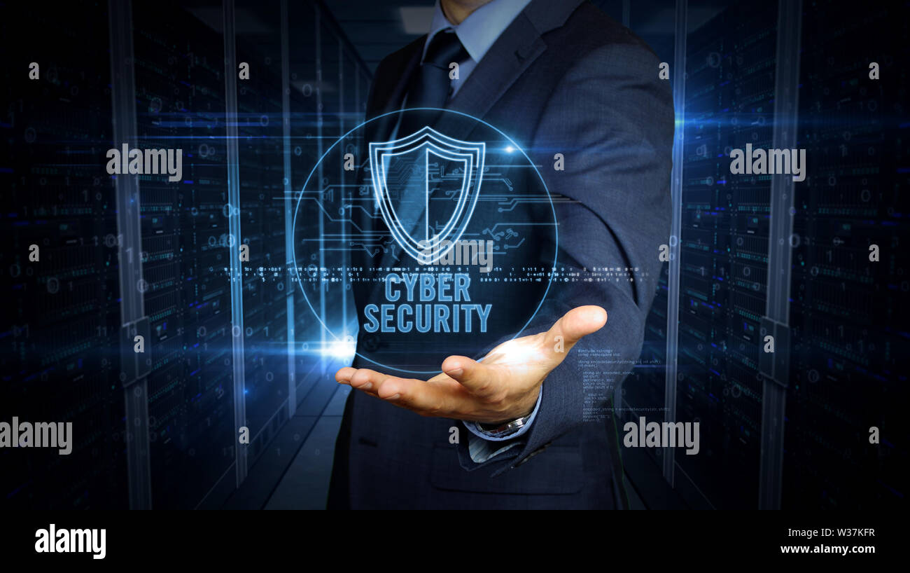 Ein Geschäftsmann in Anzug und mit Cyber Security Shield Hologramm. Mann mit Hand auf virtuelle Darstellung der Schnittstelle. Digitale Schutz und Computer s Stockfoto