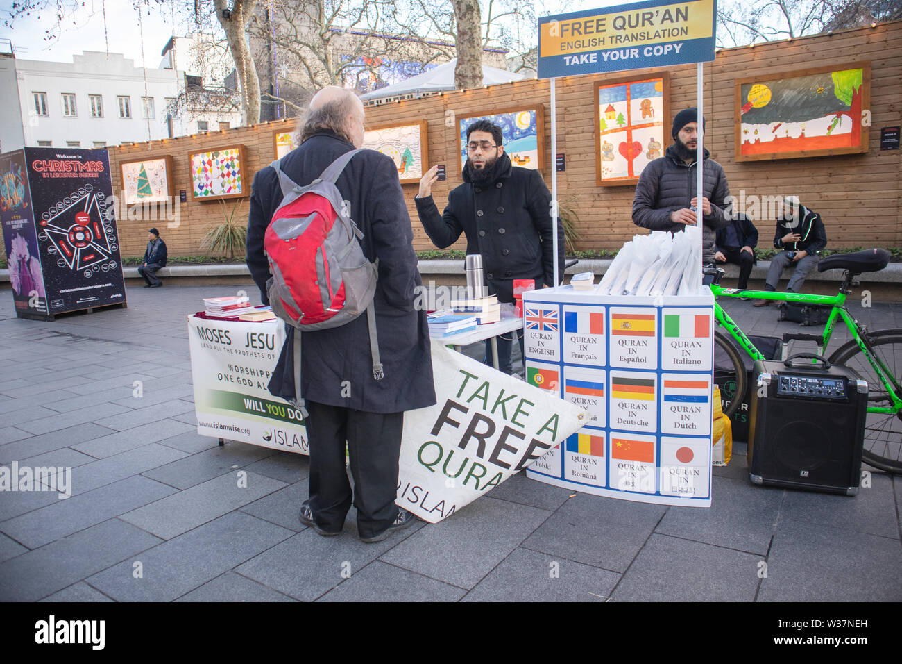 Kostenlose Quaran Islam Religion stand stand in Leicester Square London Stockfoto