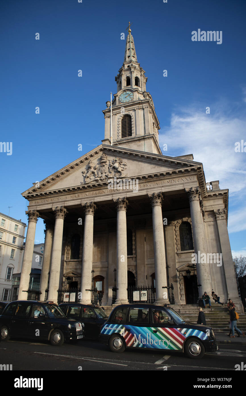 London Taxis, schwarze Taxis fahren St. Martin-in-the-Fields, eine der berühmtesten Kirchen in London Stockfoto