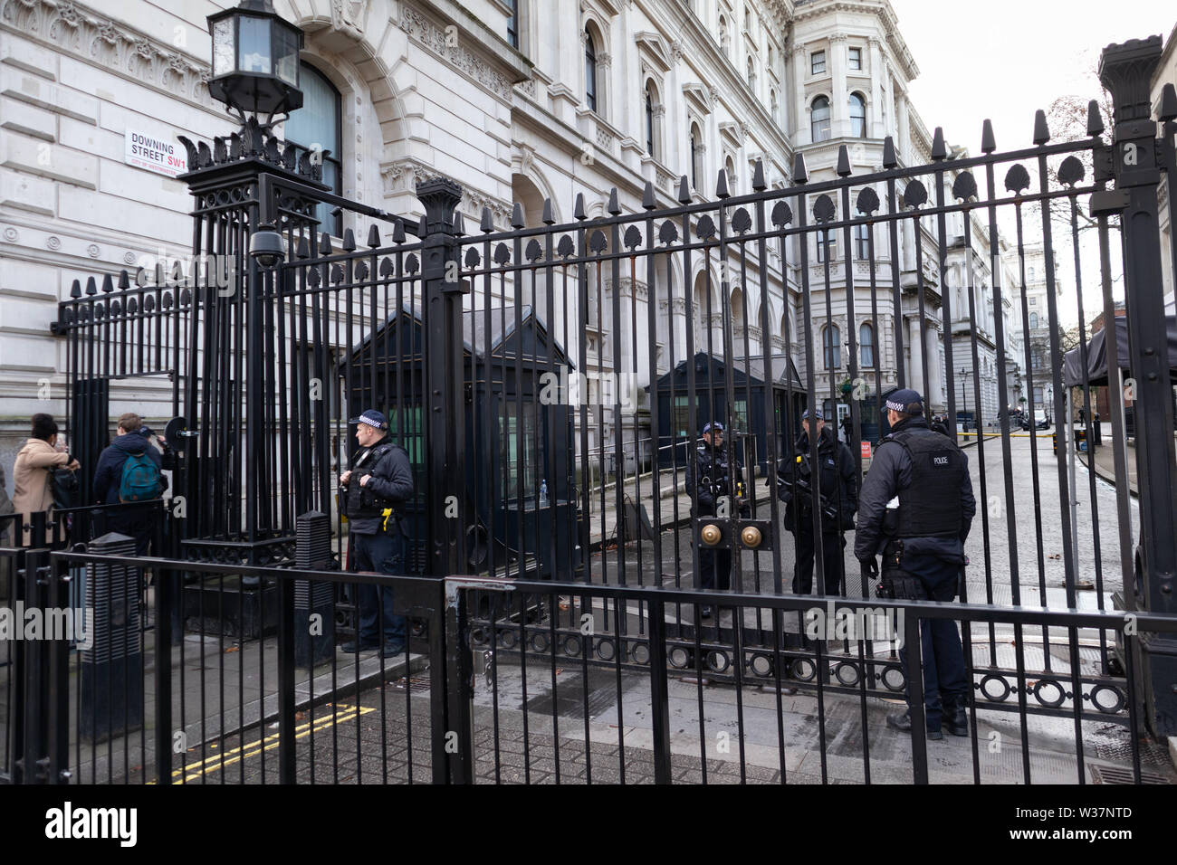 Sicherheit Tore und Polizei zeigt die hohe Sicherheit in der Downing Street in London Stockfoto