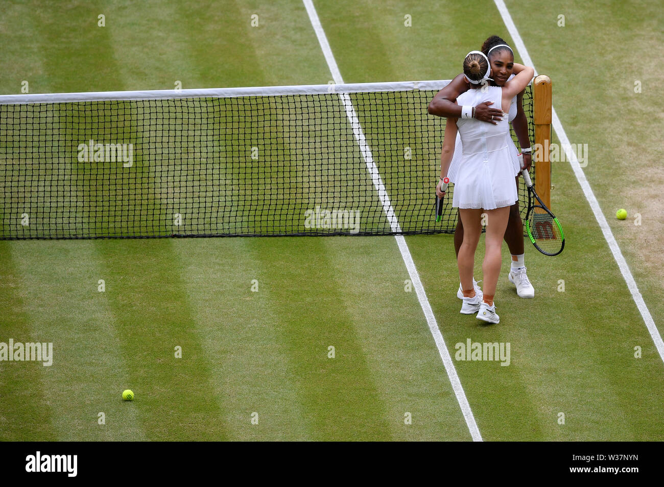 Serena Williams mit Simona Halep folgenden singles Endrunde am Tag zwölf der Wimbledon Championships in der All England Lawn Tennis und Croquet Club, Wimbledon der Frauen. Stockfoto