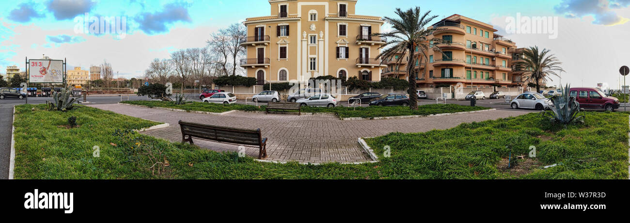 Ostia Lido Rom, Italien, 18. Januar 2019: Panoramablick auf Cesario Konsole Quadrat in Ostia Lido in Rom mit Fassaden typischer Art nouveau buildi Stockfoto