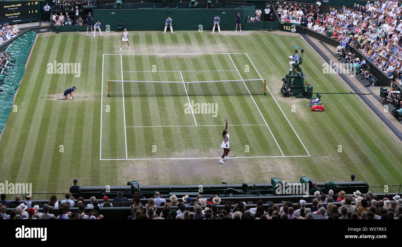 London, Großbritannien. 13. Juli, 2019. Serena Williams (USA) serviert während ihres Gleichen gegen Simona Halep (ROU) in ihren Ladies' Singles Finale. Credit: Andrew Patron/ZUMA Draht/Alamy leben Nachrichten Stockfoto