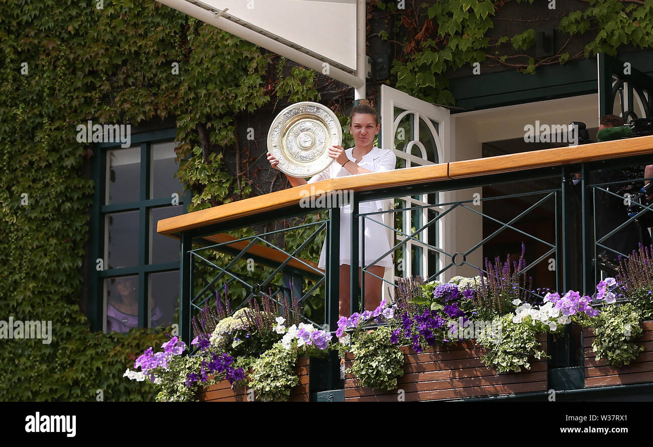 London, Großbritannien. 13. Juli, 2019. Simona Halep (ROU) mit der Trophäe auf dem Balkon außerhalb der Center Court nach dem Sieg gegen Serena Williams (USA) in ihren Ladies' Singles Finale. Credit: Andrew Patron/ZUMA Draht/Alamy leben Nachrichten Stockfoto