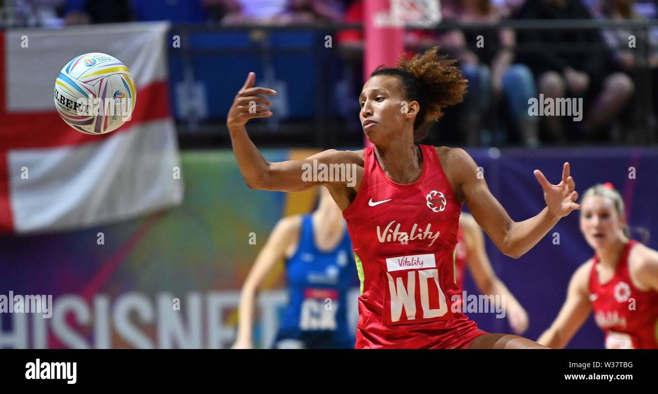 Liverpool. Vereinigtes Königreich. 13. Juli 2019. Serena Guthrie (England) während der vorläufigen Spiel zwischen England und Schottland an der Netball World Cup. M- und S-Arena, Liverpool. Merseyside. UK. Kredit Garry Bowdenh/SIP-Foto Agentur/Alamy leben Nachrichten. Stockfoto