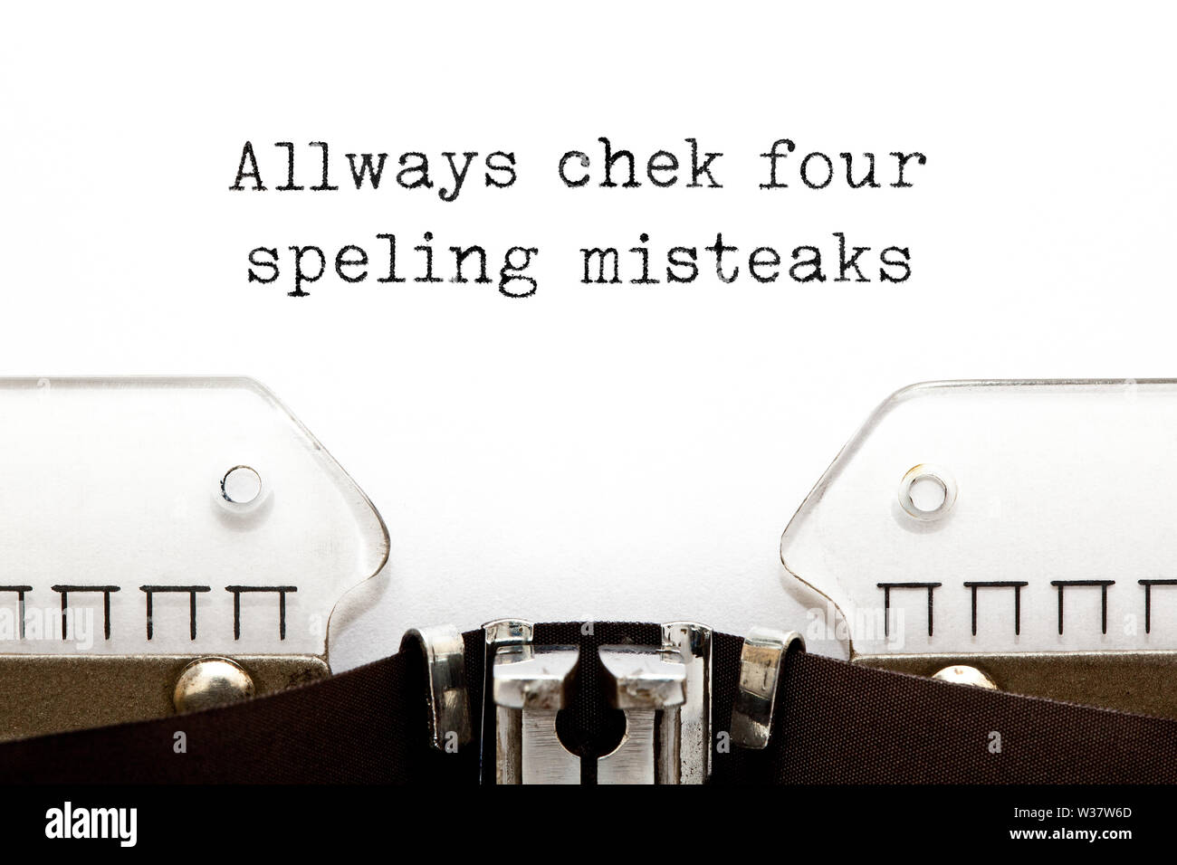 Text mit Fehlern immer für Rechtschreibfehler auf Vintage mit Schreibmaschine getippte Leerzeichen kopieren prüfen. Stockfoto