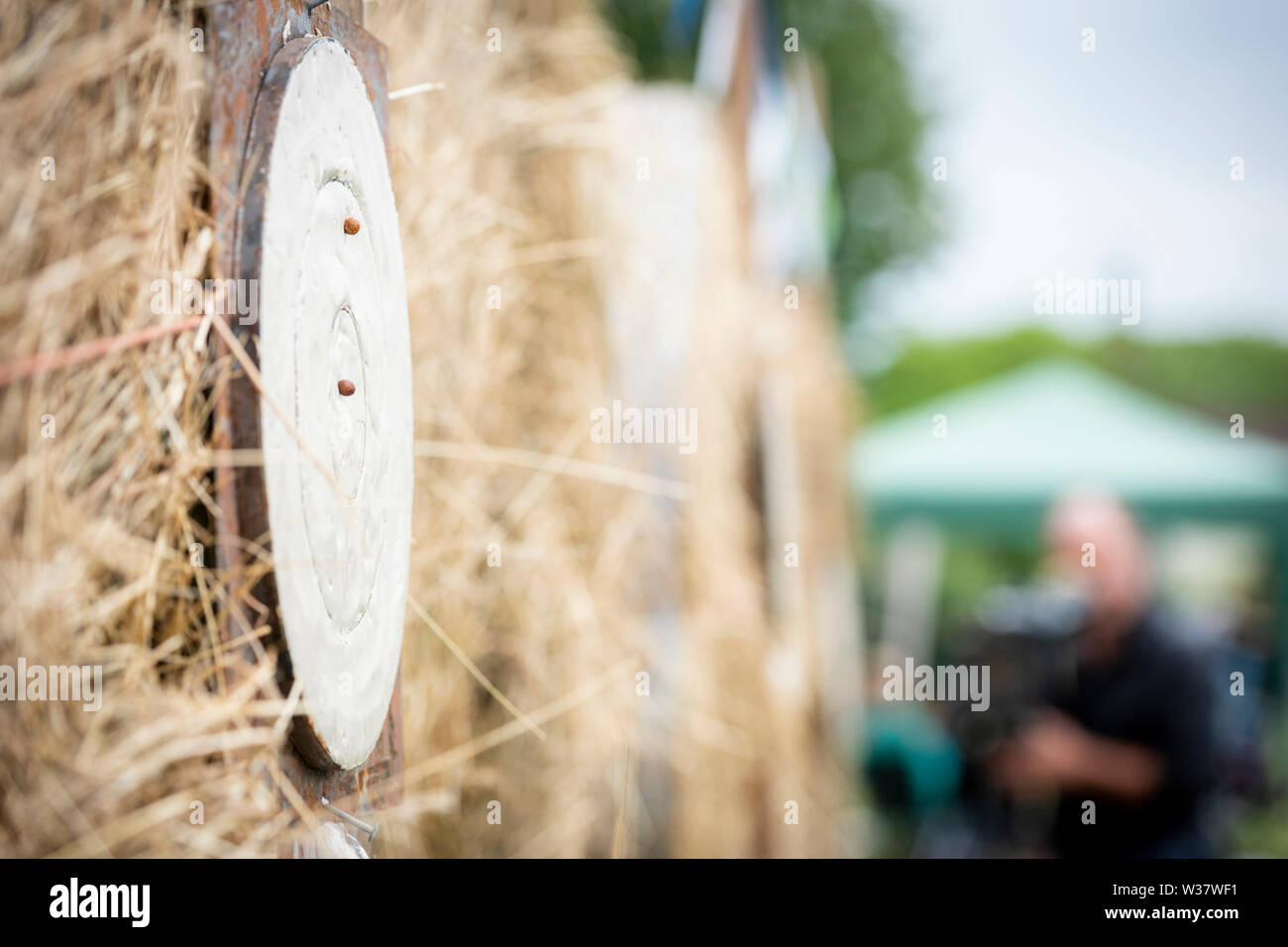 Witcham, in der Nähe von Ely, Cambridgeshire UK. 13. Juli 2019. Die Ziele, die auf der 49. Welt Erbse schießen Meisterschaften an der Witcham in der Nähe von Ely, Cambridgeshire UK 13. Juli 2013. Die jährliche Veranstaltung, seit 1971 bringt Kapital für das Dorf Halle und zieht die Konkurrenten, die eine Mischung aus traditionellen Röhren und Laser geführte High-tech Geräte ahorn Erbsen auf einem putty Ziel zu schießen. Kredit Julian Eales/Alamy leben Nachrichten Stockfoto