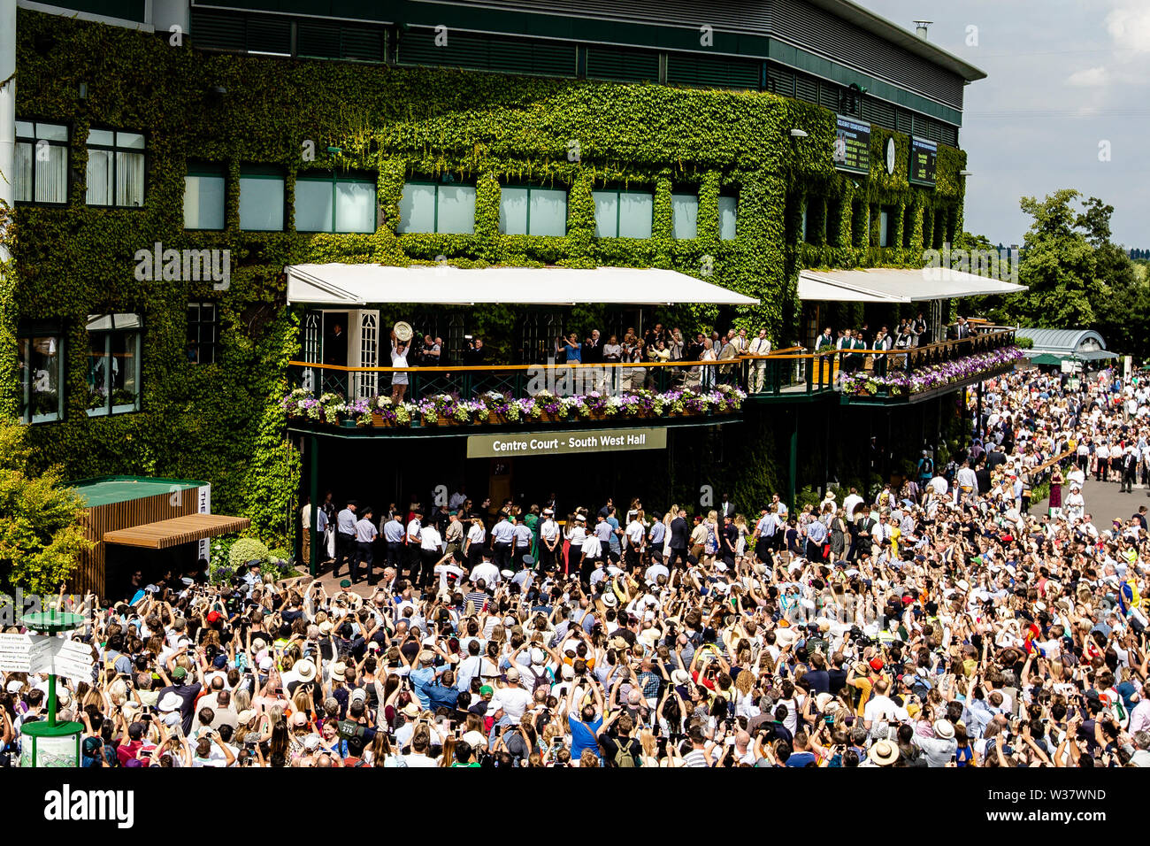 London, UK, 13. Juli 2019: Simona Halep aus Rumänien feiert ihr 1 Wimbledon Sieg an Tag 12 der Wimbledon Tennis Meisterschaften an der All England Lawn Tennis und Croquet Club. Credit: Frank Molter/Alamy leben Nachrichten Stockfoto