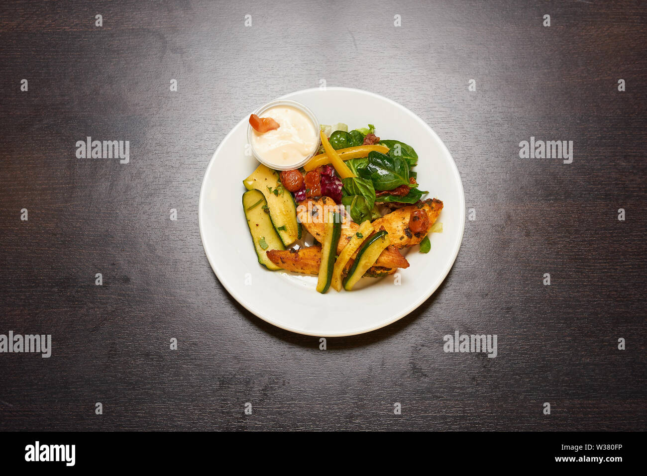 Gegrillte Hähnchen und Zucchini Stockfoto