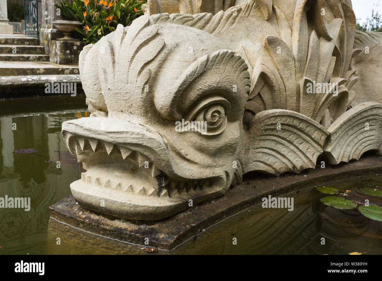 Dekorative orientalische Stein Fisch in Brunnen am UNESCO-Weltkulturerbe der Palacio de Monserrate (Palácio de Monserrate), Sintra, Portugal. Stockfoto