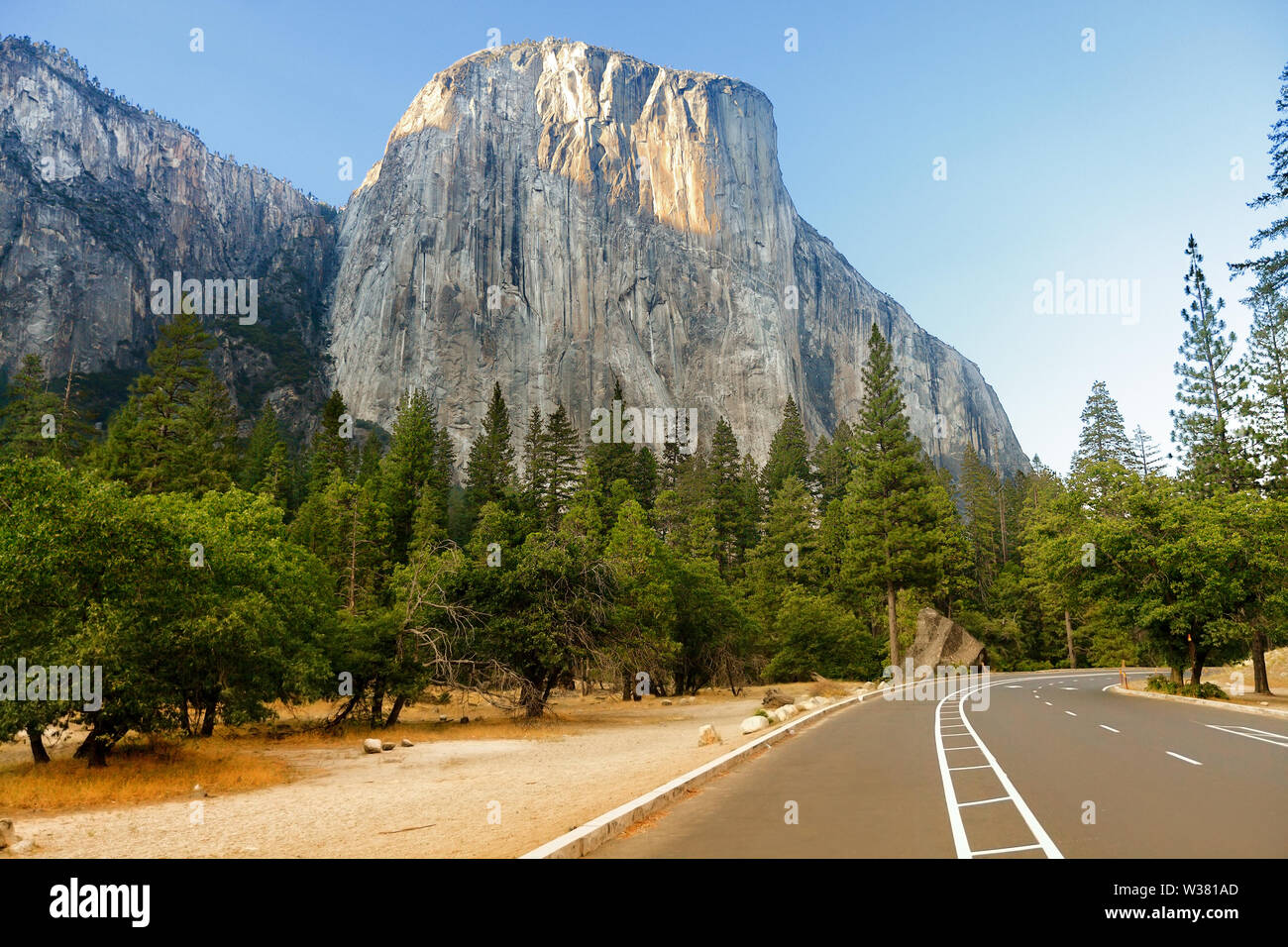 El Capitan Gebirgsbildung und Straße durch den Yosemite National Park USA. Road Trip in die Berge Landschaft in Kalifornien, Wald und Berge bei Sonnenuntergang im Sommer. Stockfoto