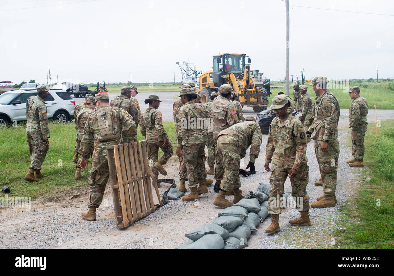 Army National Guard Soldaten der 2225 Multi-rolle Brücke Unternehmen füllen Sandsäcke in einer Marina in der Nähe und andere Vorbereitung Arbeit tun. New Orleans und anderen Teilen der Golf von Mexiko der Tropische Sturm Barry landfall machen vorbereiten, mit einem katastrophalen Niederschlag. Mit Wasser des Mississippi River hoch und ein Sturm im Golf von Mexiko bilden, die erwartet wird, Landfall auf der Louisiana und Texas Küsten zu machen, befürchten viele, dass Deiche versagen, und dass New Orleans erneut überflutet, so schlecht wie es war in der Zeit nach 2004 von Hurrikan Kartina werden. Stockfoto Army National Guard Soldaten der 2225 Multi-rolle Brücke Unternehmen füllen Sandsäcke in einer Marina in der Nähe und andere Vorbereitung Arbeit tun. New Orleans und anderen Teilen der Golf von Mexiko der Tropische Sturm Barry landfall machen vorbereiten, mit einem katastrophalen Niederschlag. Mit Wasser des Mississippi River hoch und ein Sturm im Golf von Mexiko bilden, die erwartet wird, Landfall auf der Louisiana und Texas Küsten zu machen, befürchten viele, dass Deiche versagen, und dass New Orleans erneut überflutet, so schlecht wie es war in der Zeit nach 2004 von Hurrikan Kartina werden. Stockfoto