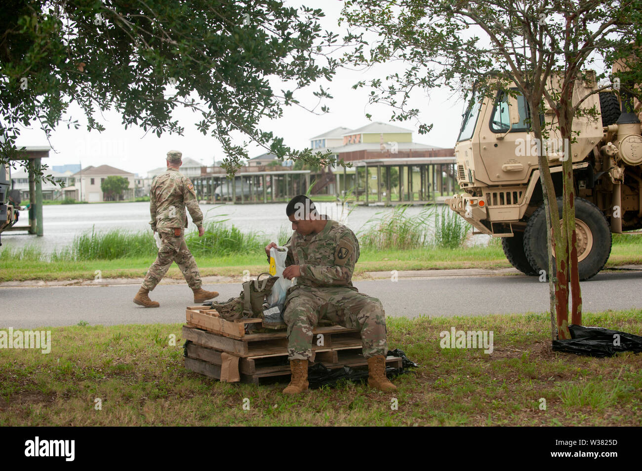 Army National Guard Soldaten der 2225 Multi-rolle Brücke Unternehmen füllen Sandsäcke in einer Marina in der Nähe und andere Vorbereitung Arbeit tun. New Orleans und anderen Teilen der Golf von Mexiko der Tropische Sturm Barry landfall machen vorbereiten, mit einem katastrophalen Niederschlag. Mit Wasser des Mississippi River hoch und ein Sturm im Golf von Mexiko bilden, die erwartet wird, Landfall auf der Louisiana und Texas Küsten zu machen, befürchten viele, dass Deiche versagen, und dass New Orleans erneut überflutet, so schlecht wie es war in der Zeit nach 2004 von Hurrikan Kartina werden. Stockfoto Army National Guard Soldaten der 2225 Multi-rolle Brücke Unternehmen füllen Sandsäcke in einer Marina in der Nähe und andere Vorbereitung Arbeit tun. New Orleans und anderen Teilen der Golf von Mexiko der Tropische Sturm Barry landfall machen vorbereiten, mit einem katastrophalen Niederschlag. Mit Wasser des Mississippi River hoch und ein Sturm im Golf von Mexiko bilden, die erwartet wird, Landfall auf der Louisiana und Texas Küsten zu machen, befürchten viele, dass Deiche versagen, und dass New Orleans erneut überflutet, so schlecht wie es war in der Zeit nach 2004 von Hurrikan Kartina werden. Stockfoto