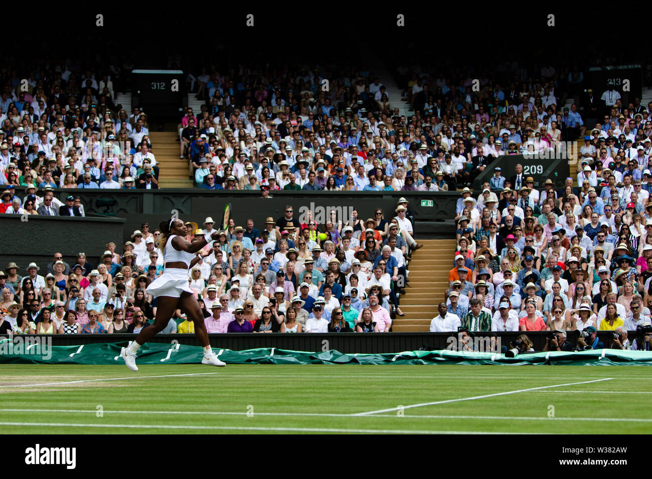 London, UK, 13. Juli 2019: Serena Williams ist in Aktion während der Frauen Endrunde am Tag 12 in Wimbledon Tennis Championships 2019 auf der All England Lawn Tennis und Croquet Club in London. Credit: Frank Molter/Alamy leben Nachrichten Stockfoto