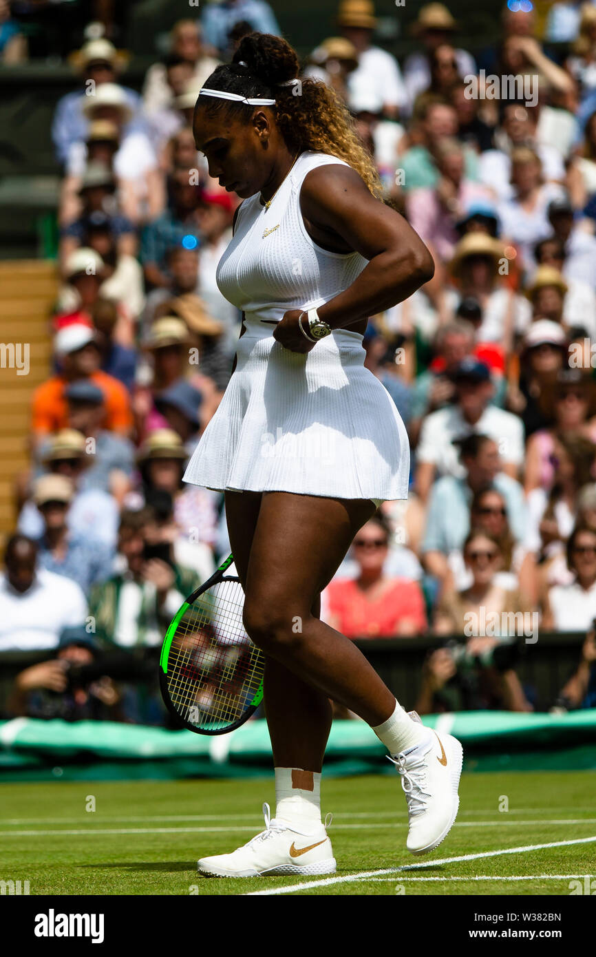 London, UK, 13. Juli 2019: Serena Williams ist in Aktion während der Frauen Endrunde am Tag 12 in Wimbledon Tennis Championships 2019 auf der All England Lawn Tennis und Croquet Club in London. Credit: Frank Molter/Alamy leben Nachrichten Stockfoto