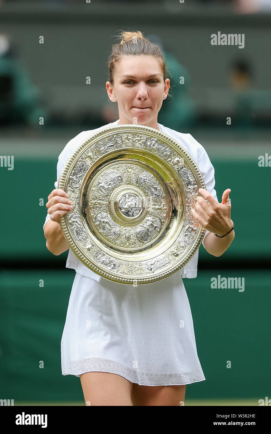 London, Großbritannien. 13. Juli, 2019. Simona Halep Rumäniens wirft mit der Trophäe, nachdem die Frauen singles Finale von Wimbledon Lawn Tennis Championships gegen Serena Williams der Vereinigten Staaten bei den All England Lawn Tennis und Croquet Club in London, England am 13. Juli 2019. Quelle: LBA/Alamy leben Nachrichten Stockfoto