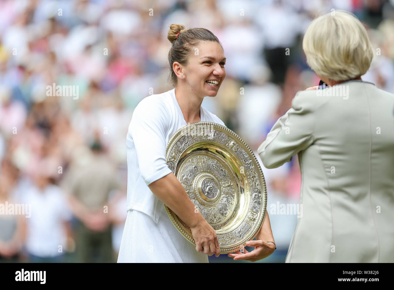 London, Großbritannien. 13. Juli, 2019. Simona Halep Rumäniens wirft mit der Trophäe, nachdem die Frauen singles Finale von Wimbledon Lawn Tennis Championships gegen Serena Williams der Vereinigten Staaten bei den All England Lawn Tennis und Croquet Club in London, England am 13. Juli 2019. Quelle: LBA/Alamy leben Nachrichten Stockfoto