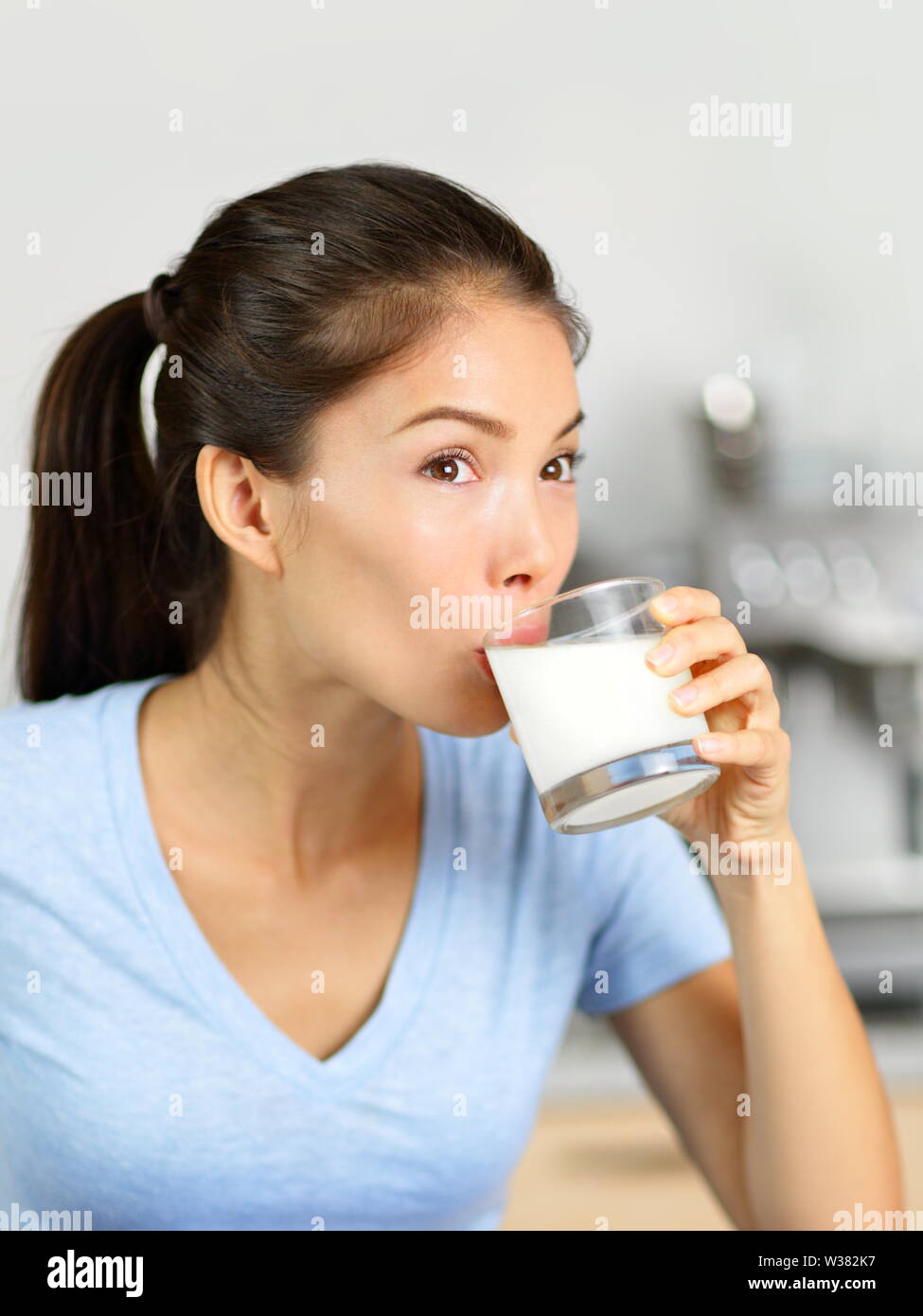 Mandelmilch Frau trinkt Laktose-freie Getränke. Jungen asiatischen Erwachsener bei einem Glas Bio Soja oder Mutter Milch trinken wie eine Molkerei Ersatz für eine vegane Ernährung. Stockfoto